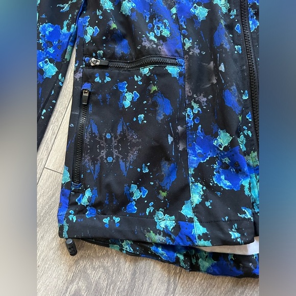 Fabletics high neck zip front windbreaker in blue multi splatter print. Size S - Picture 6 of 10